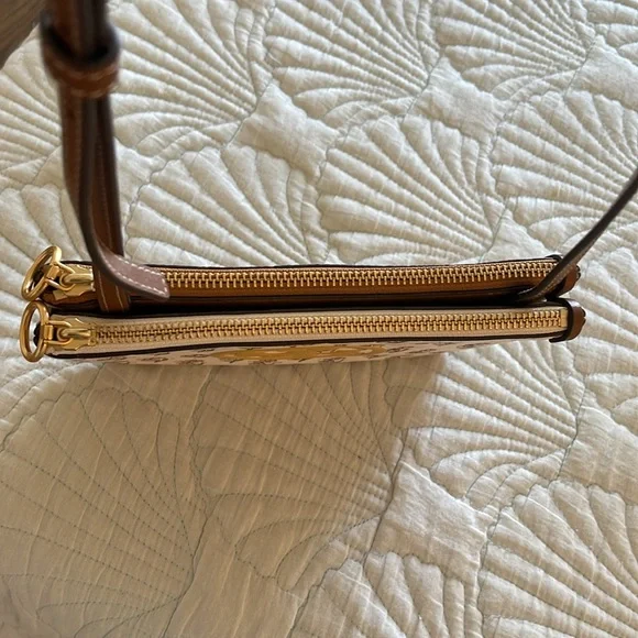 Tory Burch off White and Brown Crossbody Bag with Gold Logo - Picture 4 of 10